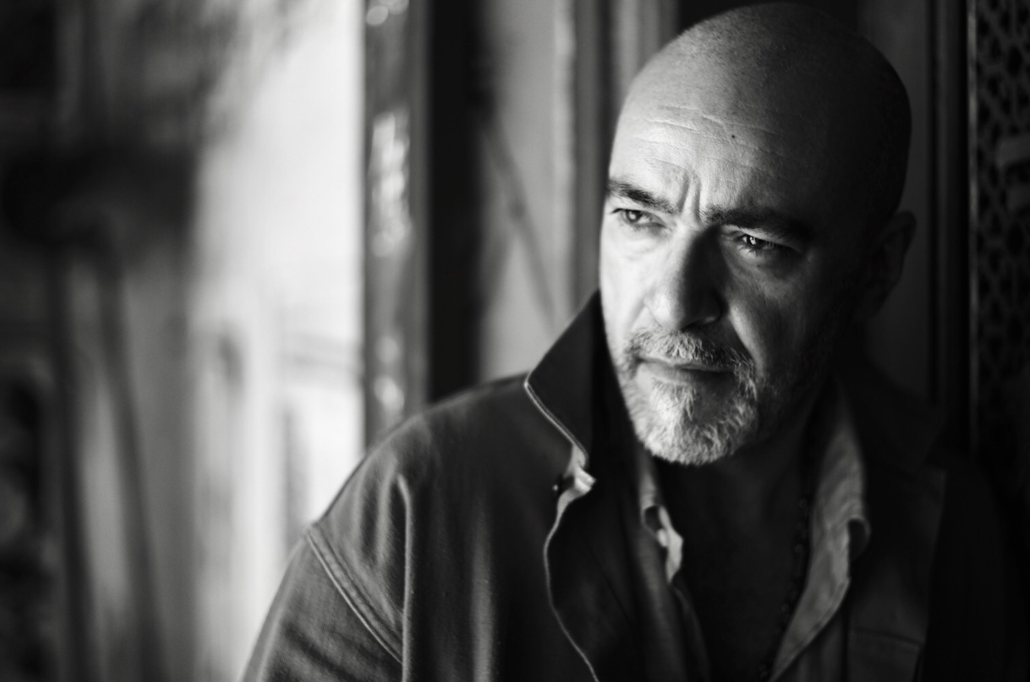 1 มร.เจยนลกา เวอรนซซ Mr. Gianluca Vernizzi