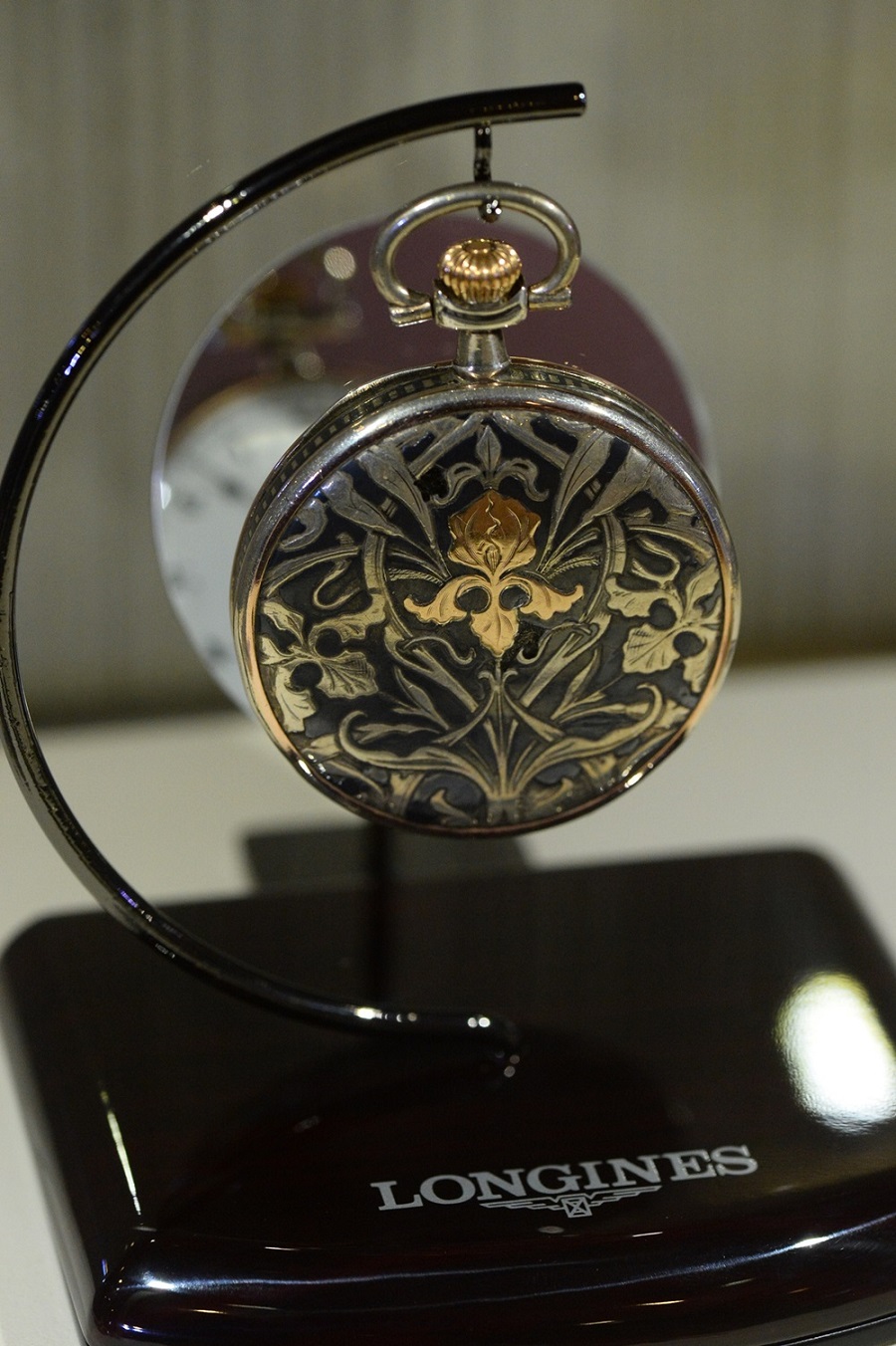 2. นาฬกาพกเทคนคถมทองเปนลวดลายดอกไม ค.ศ. 1915S