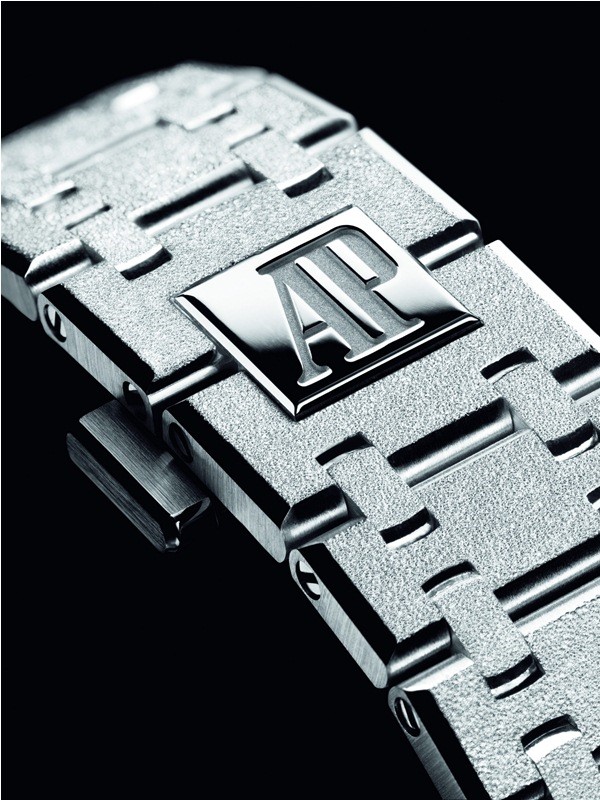 RO 15454BC GG 1259BC 01 4 closeup PRCMYK