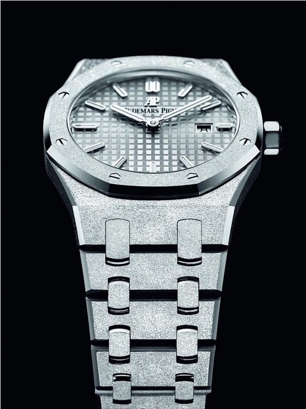 RO 67653BC GG 1263BC 01 1 closeup PRCMYK