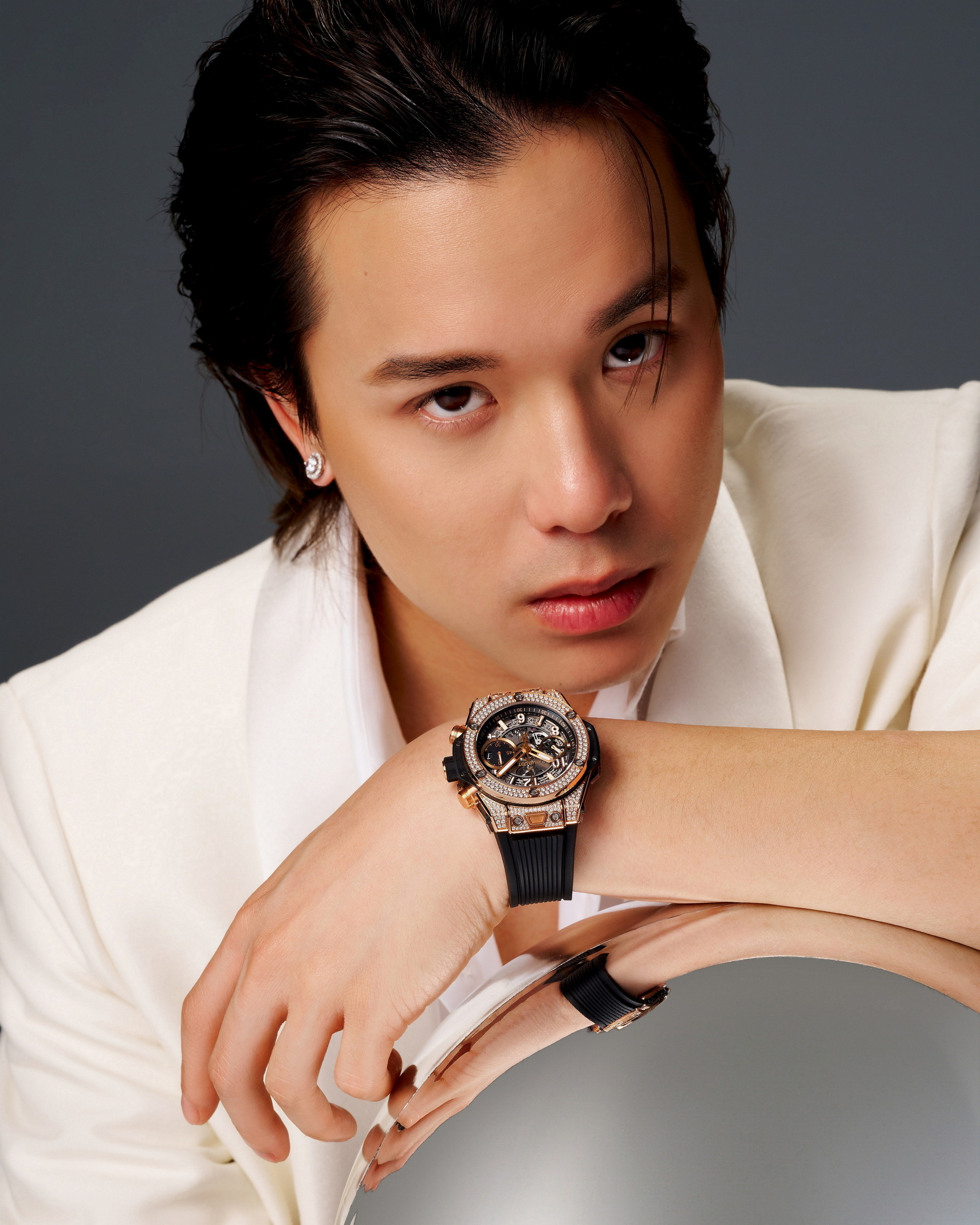 1. เจมส ธรดนย ศภพนธภญโญ กบ HUBLOT Big Bang Unico King Gold Pavé