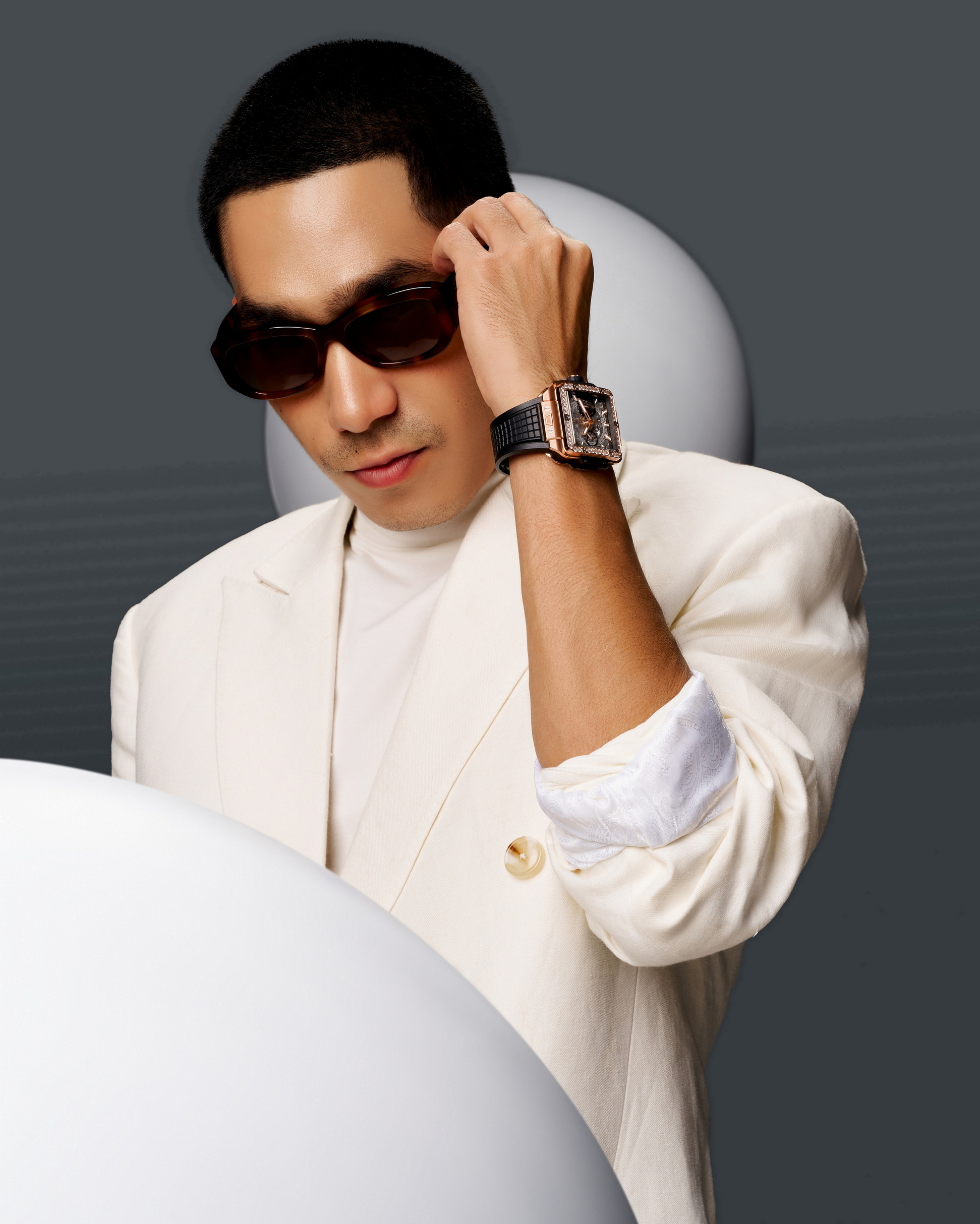 4. โตง ทพ พทวส พฤกษกจ กบ HUBLOT Square Bang Unico King Gold Diamonds