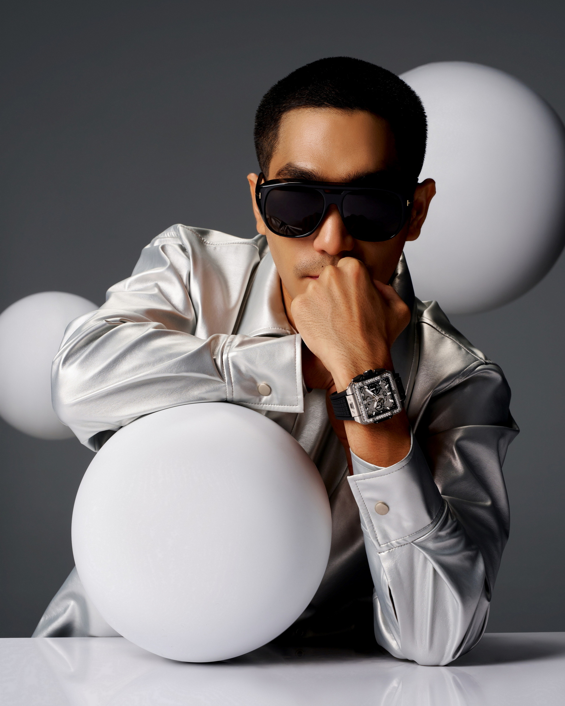 5. โตง ทพ พทวส พฤกษกจ กบ HUBLOT Square Bang Unico Titanium Diamonds